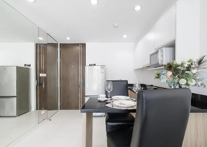 Shine Sukhumvit 43 Phrompong Апартаменты Бангкок